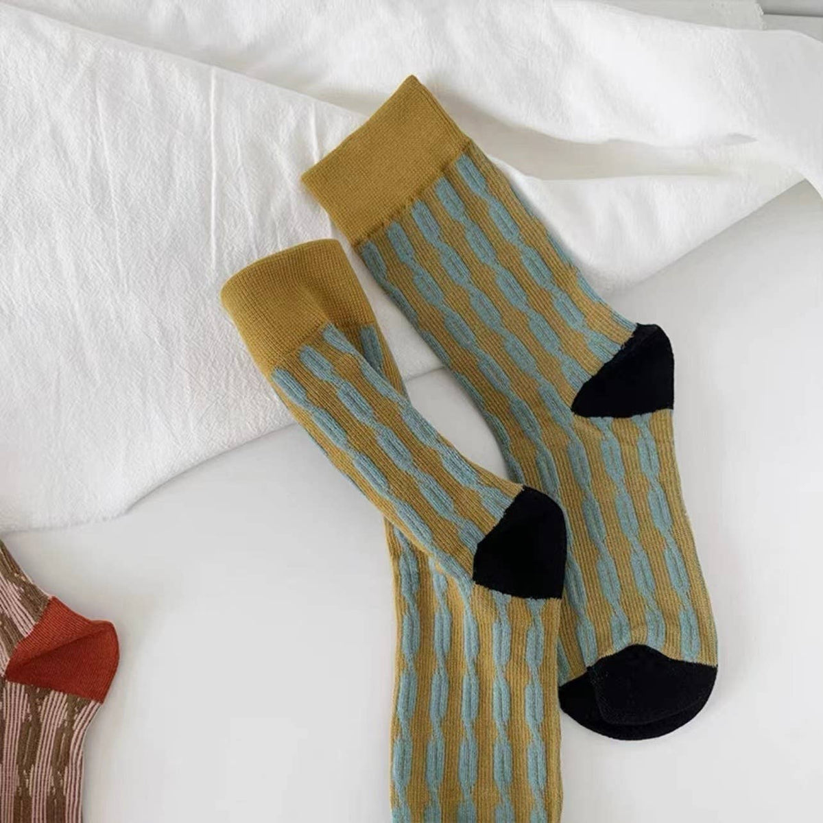 LADY JUNE ACCESSORIES WAVY STRIPE CREW SOCKS